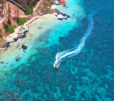 Parasailing Seychelles honeymoon beach & bush safari ©bushtreksafaris