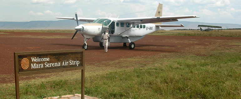 Mara Sarenas own air strip Aircraft on strip ®bushtreksafaris