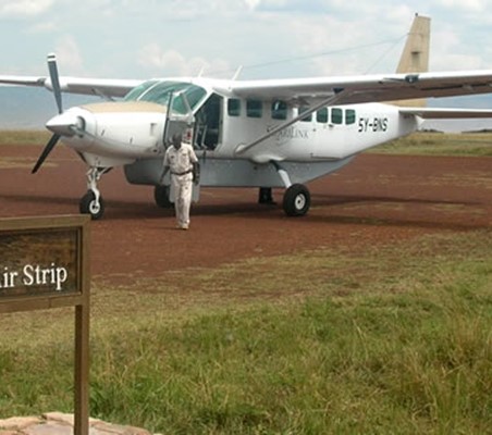 Mara Sarenas own air strip Aircraft on strip ®bushtreksafaris